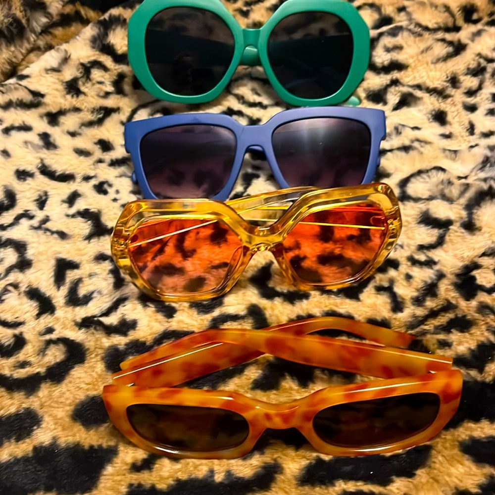 Sunglasses unworn without tags. These are not readers.